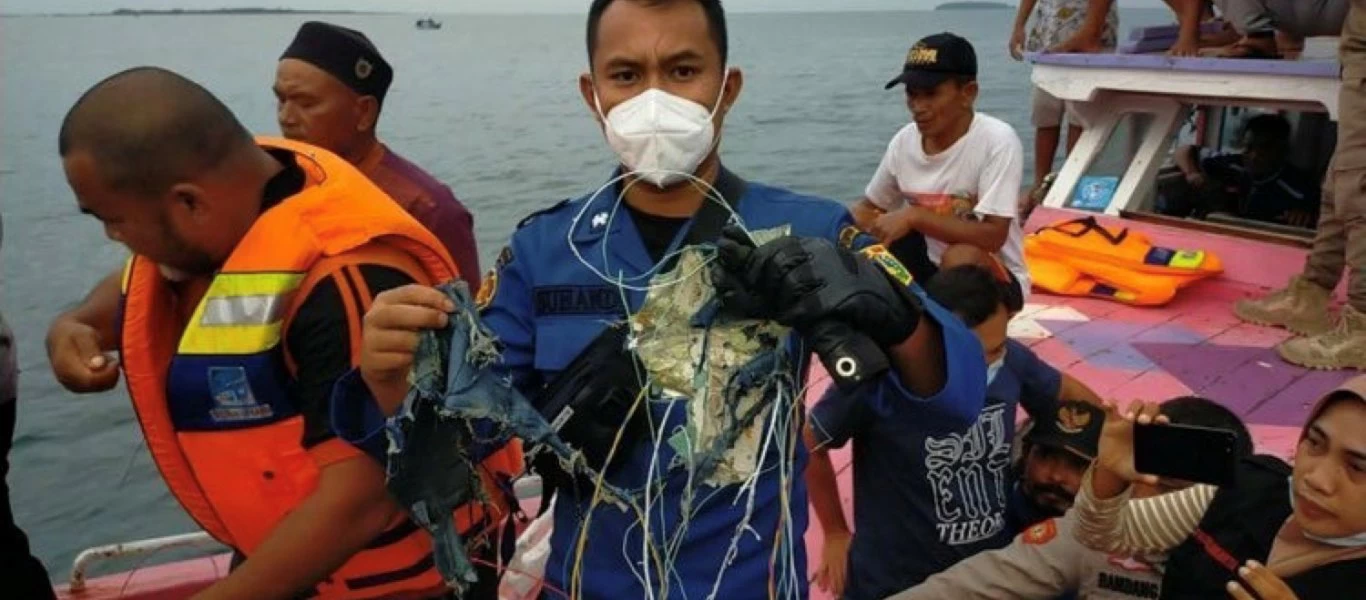 Συντριβή Boeing - Ινδονησία: Ανασύρθηκε το ένα «μαύρο κουτί» του μοιραίου αεροσκάφους (βίντεο)